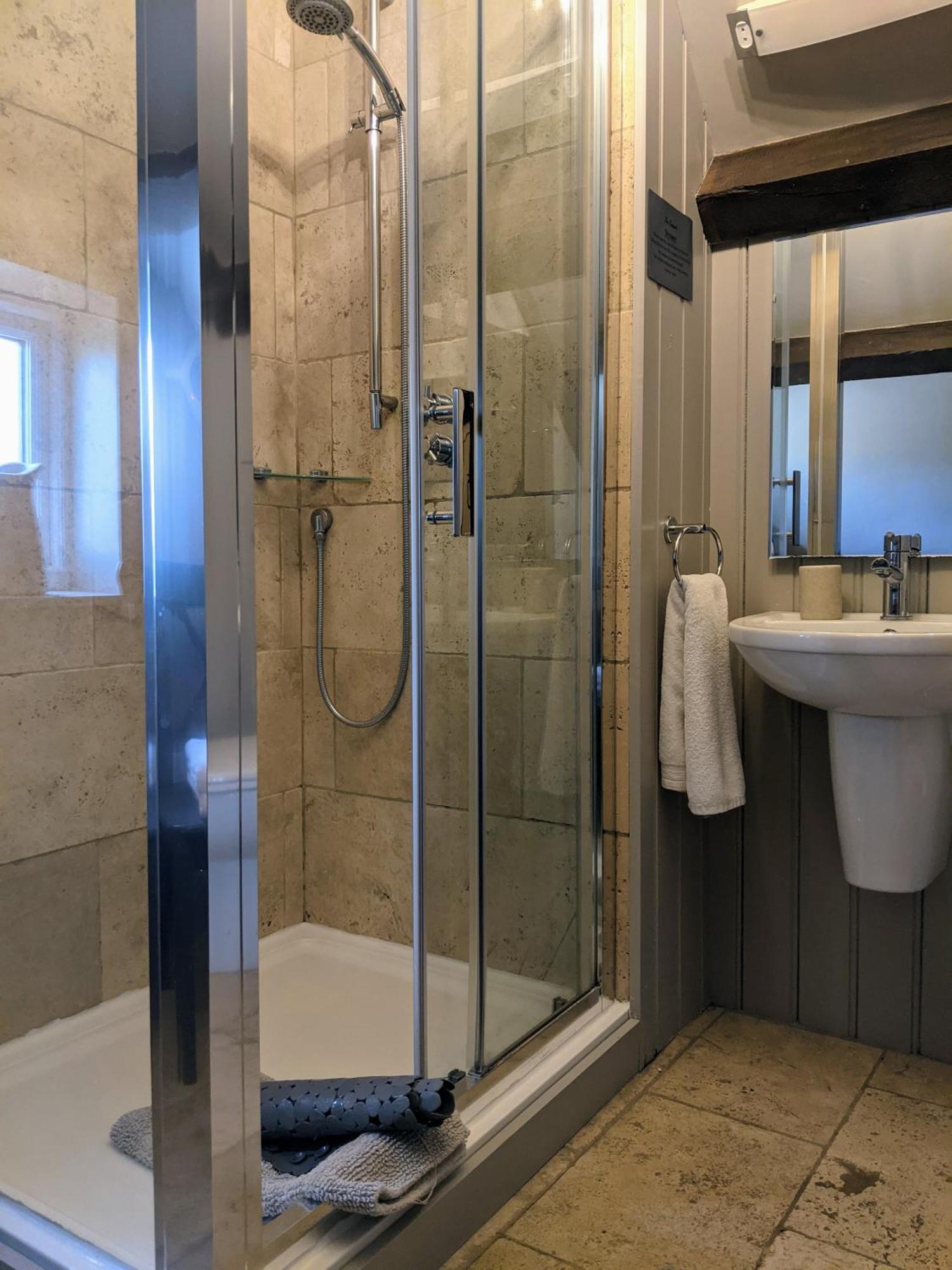 The Keepers Arms Hotel Quenington Room photo