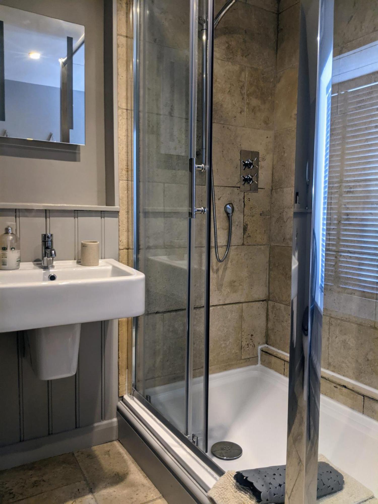 The Keepers Arms Hotel Quenington Room photo