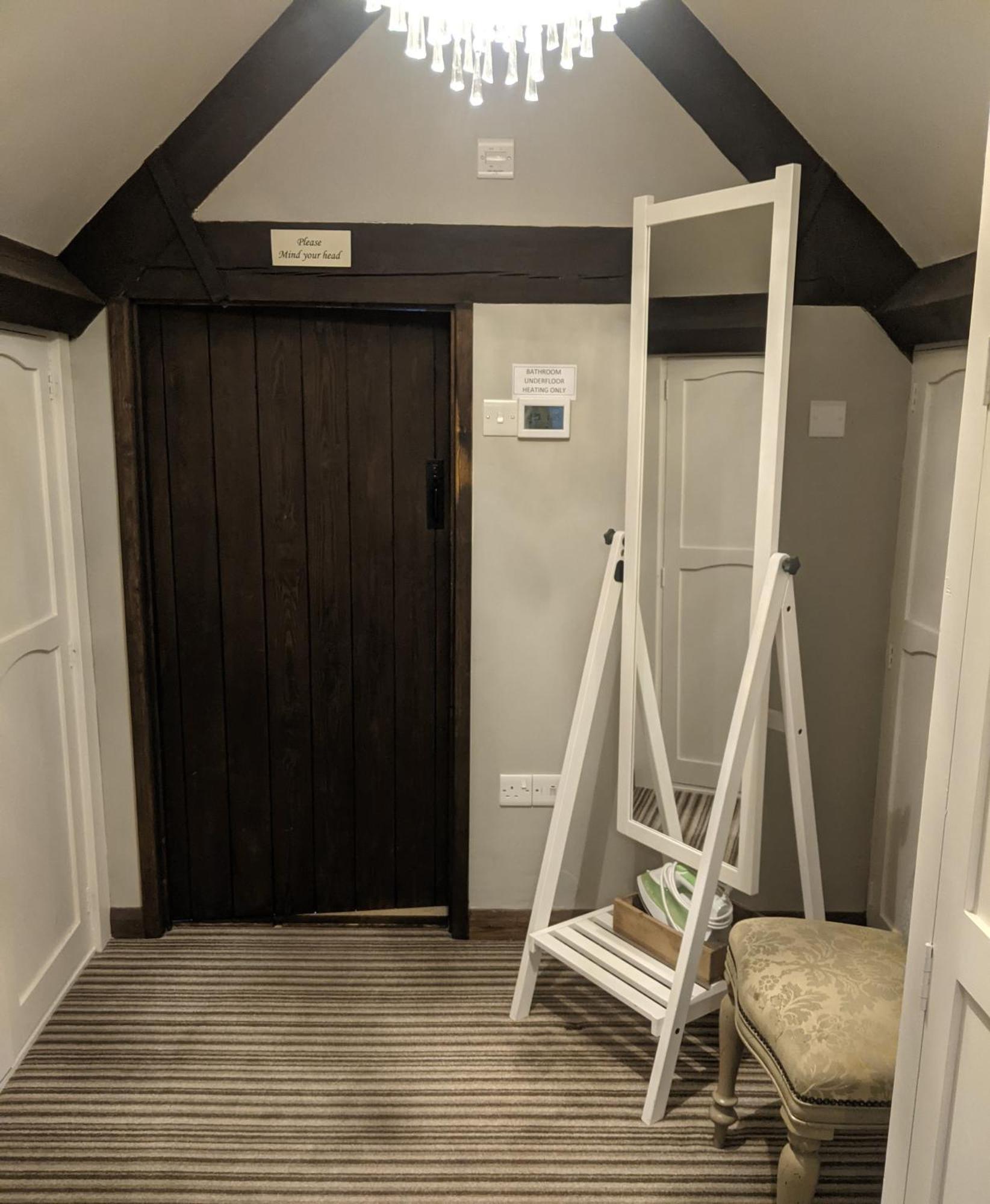The Keepers Arms Hotel Quenington Room photo