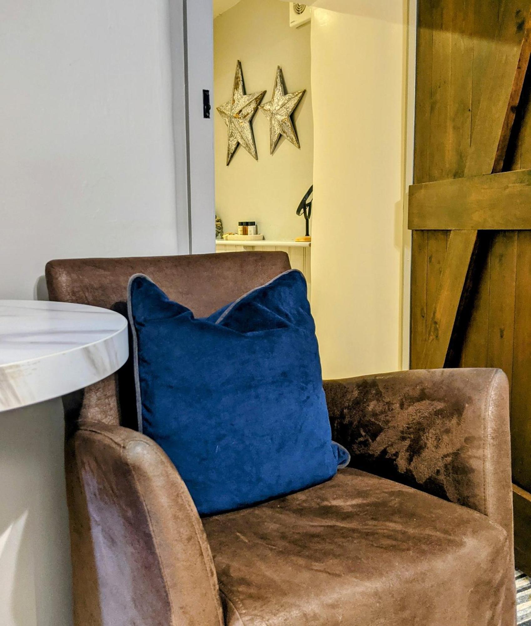 The Keepers Arms Hotel Quenington Room photo