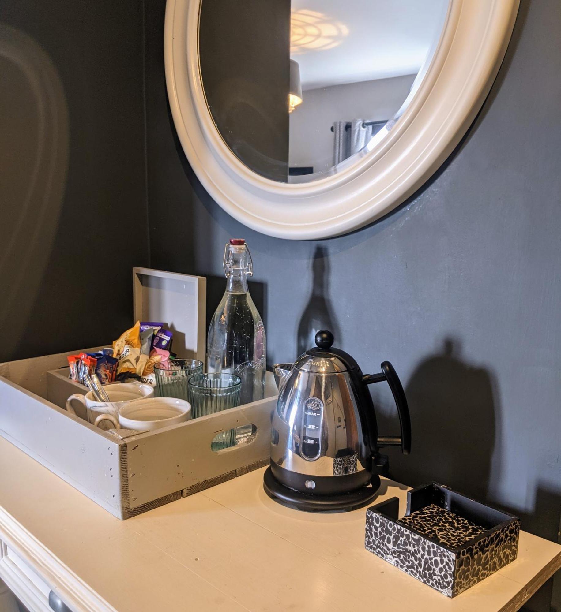 The Keepers Arms Hotel Quenington Room photo