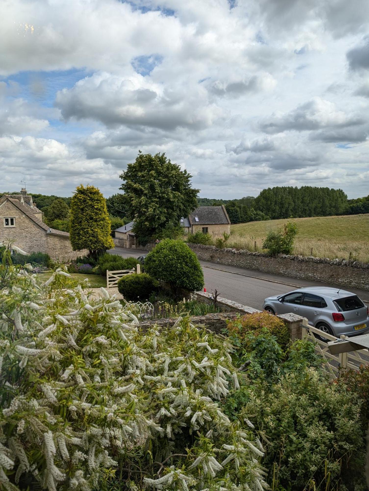 The Keepers Arms Hotel Quenington Room photo