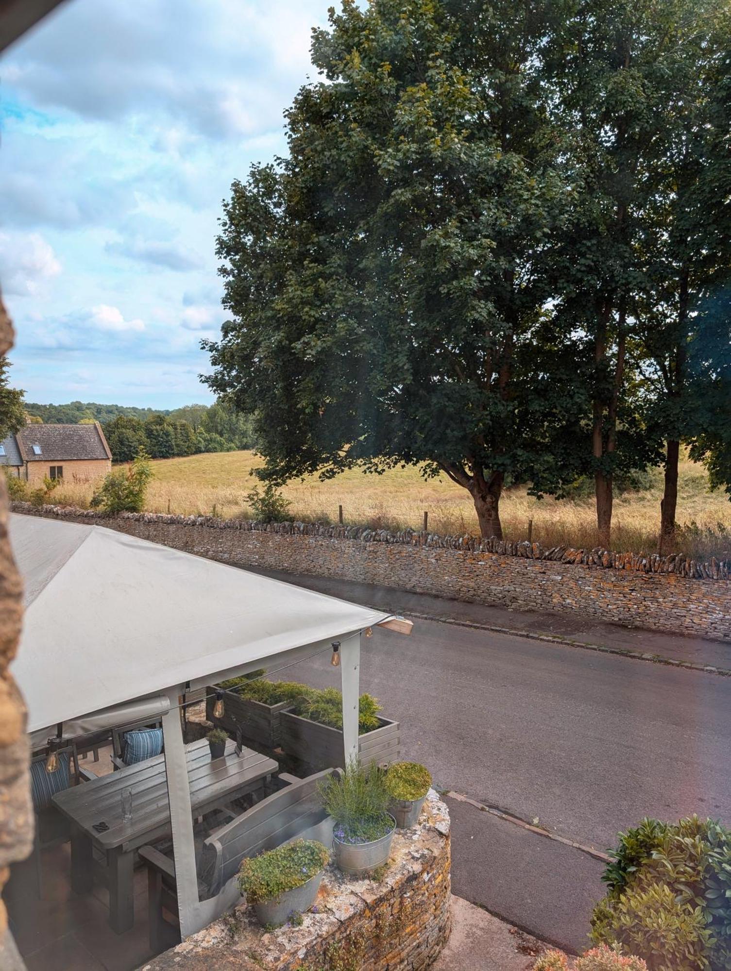 The Keepers Arms Hotel Quenington Room photo
