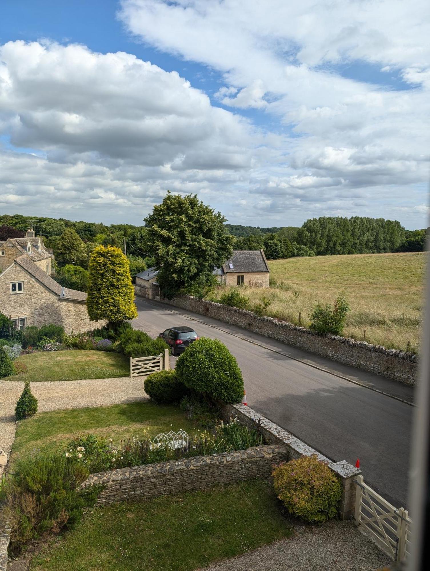 The Keepers Arms Hotel Quenington Room photo